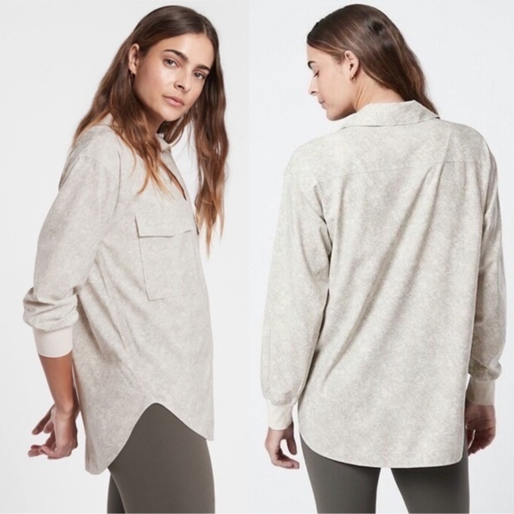 NWT Athleta Zuma Printed BlouseViper Grey Long Sleeve Pockets Collared
